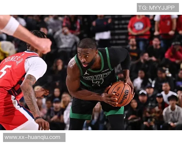 杰伦布朗半场表现抢眼17投8中三分球命中率高达60独得19分助力球队